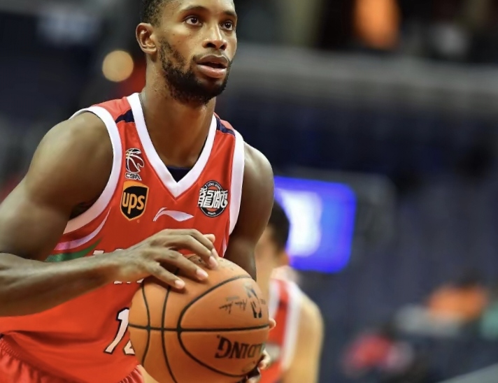 球员个人表现出色，篮球比赛中掀起风暴的简单介绍