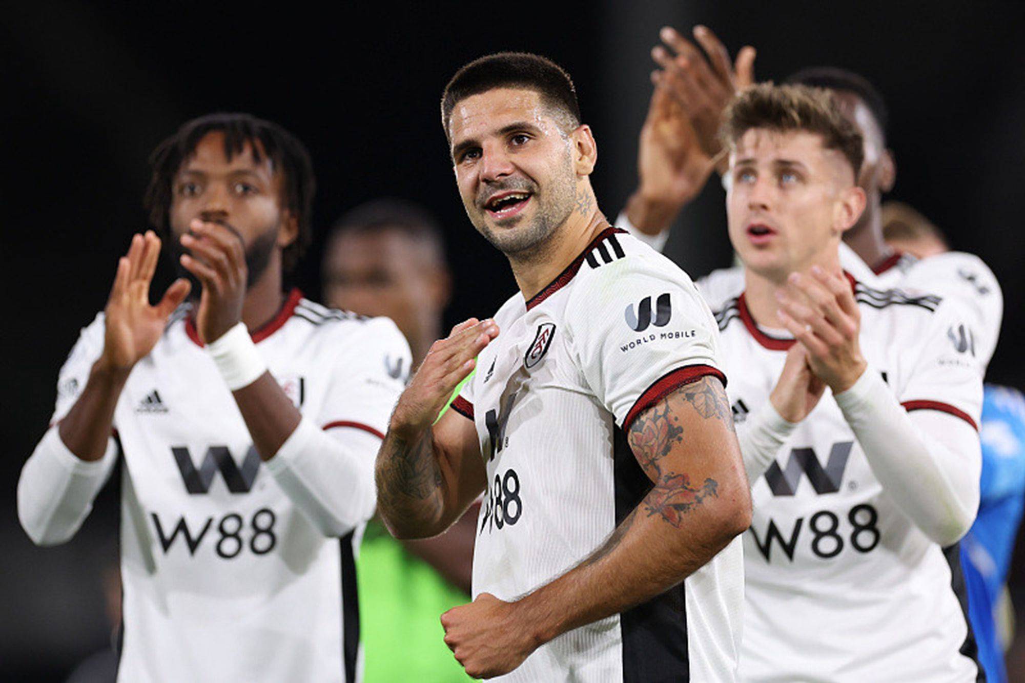 富勒姆客场憾负曼联，遭遇不利