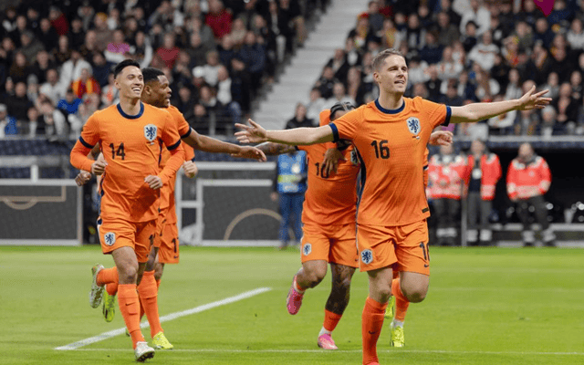荷兰队球员共同庆祝进球 荷兰队球员共同庆祝进球