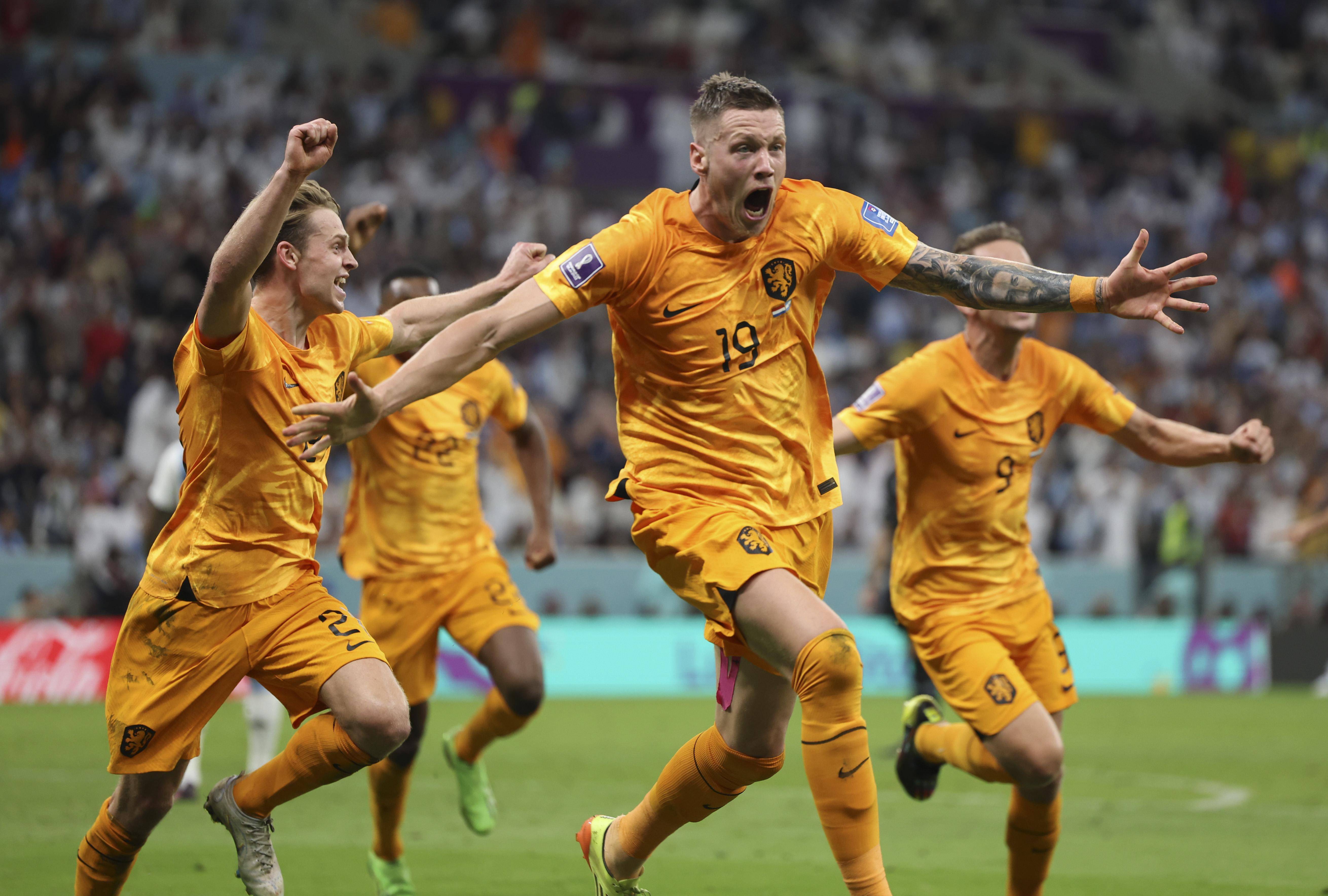 荷兰队球员共同庆祝进球 荷兰队球员共同庆祝进球