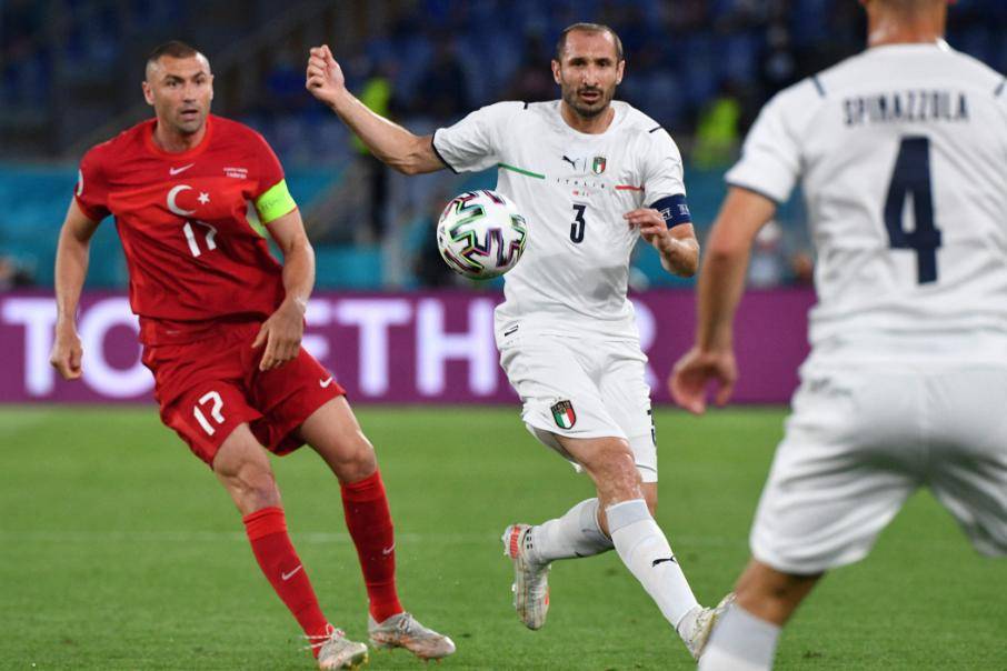 包含瑞典完胜西班牙，奥亚尔萨瓦尔扛起全队的词条