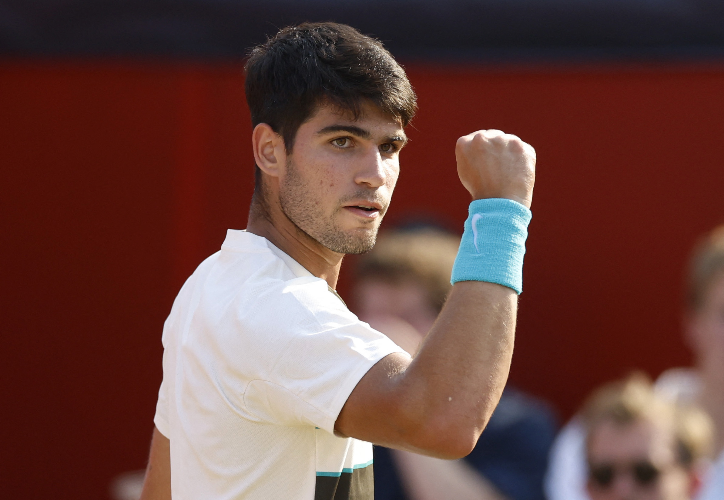 包含欧洲网球队血洗英国网球队，阿尔卡拉斯统治全场的词条