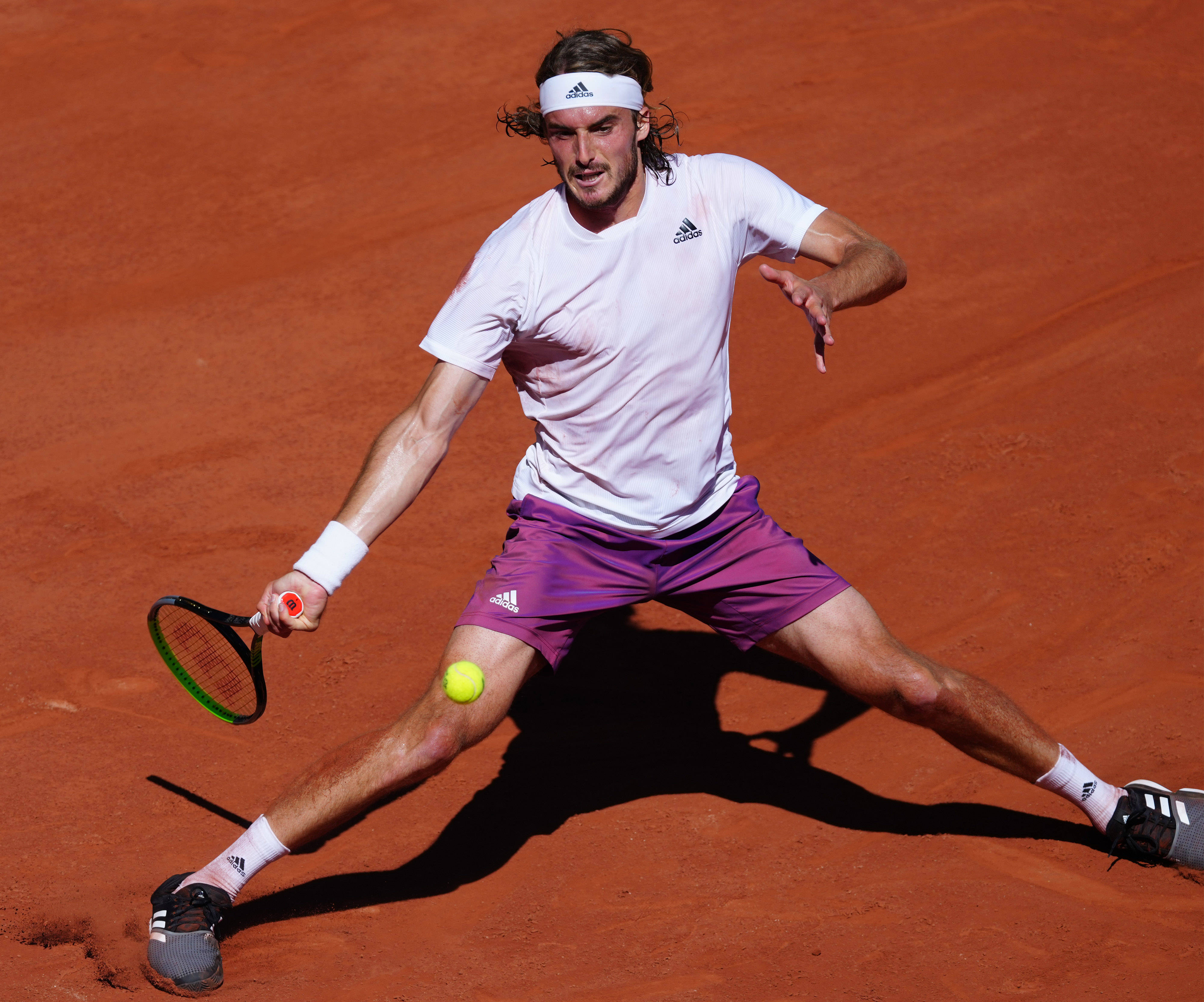 包含世界网球队鏖战法国网球队，西西帕斯爆发神勇的词条