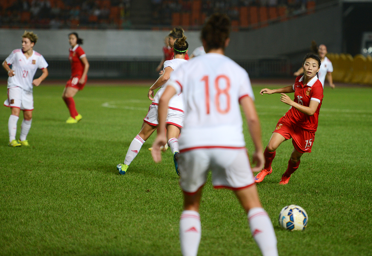 挑战极限！女足运动员在足球比赛中尽情展现实力的简单介绍