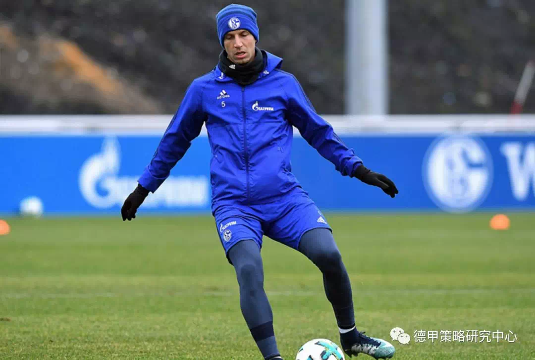 沙尔克队后防线连续失误,成为致命伤 沙尔克队后防线连续失误,成为致命伤